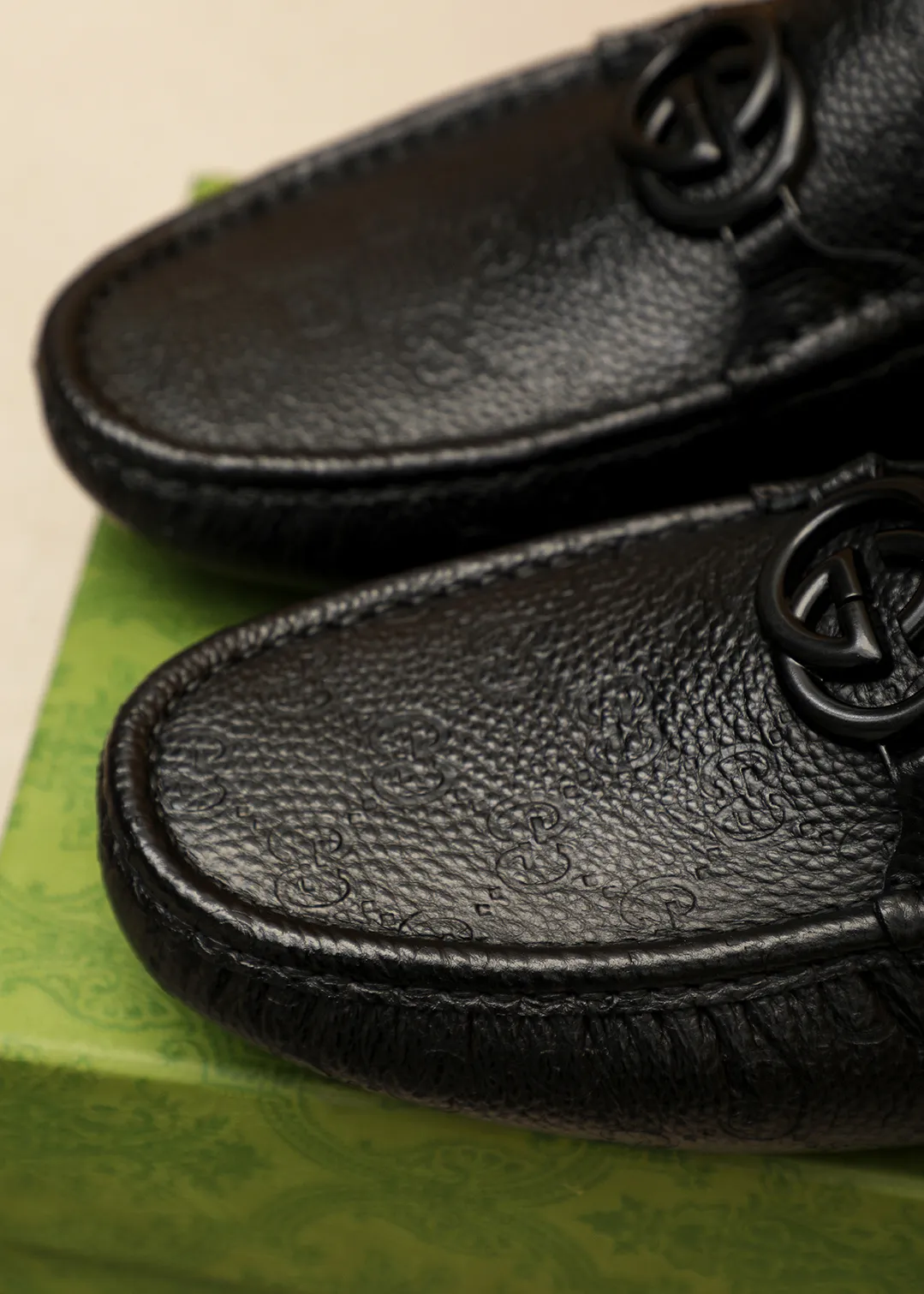 Men's shoes 💰420 💐 Product trademark: GUCCI "Gucci" Doudou shoes Regular size: 38-44 (45🉑️customized) Product materials: Selected imported first-layer calfskin embossed upper + luxury hardware buckle, imported sheep 🐑 leather lining. Strong three-dimensional visual effect, original outsole color: 2 colors available